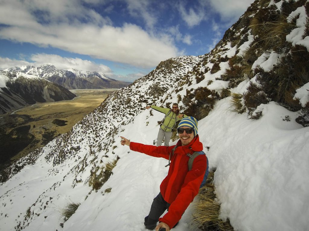 Bereits beintief im Schnee auf dem Sealy Tarns Track