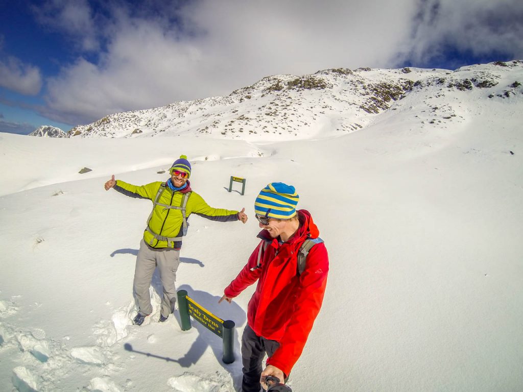 Gipfel von Sealy Tarns Track im Schnee erreicht