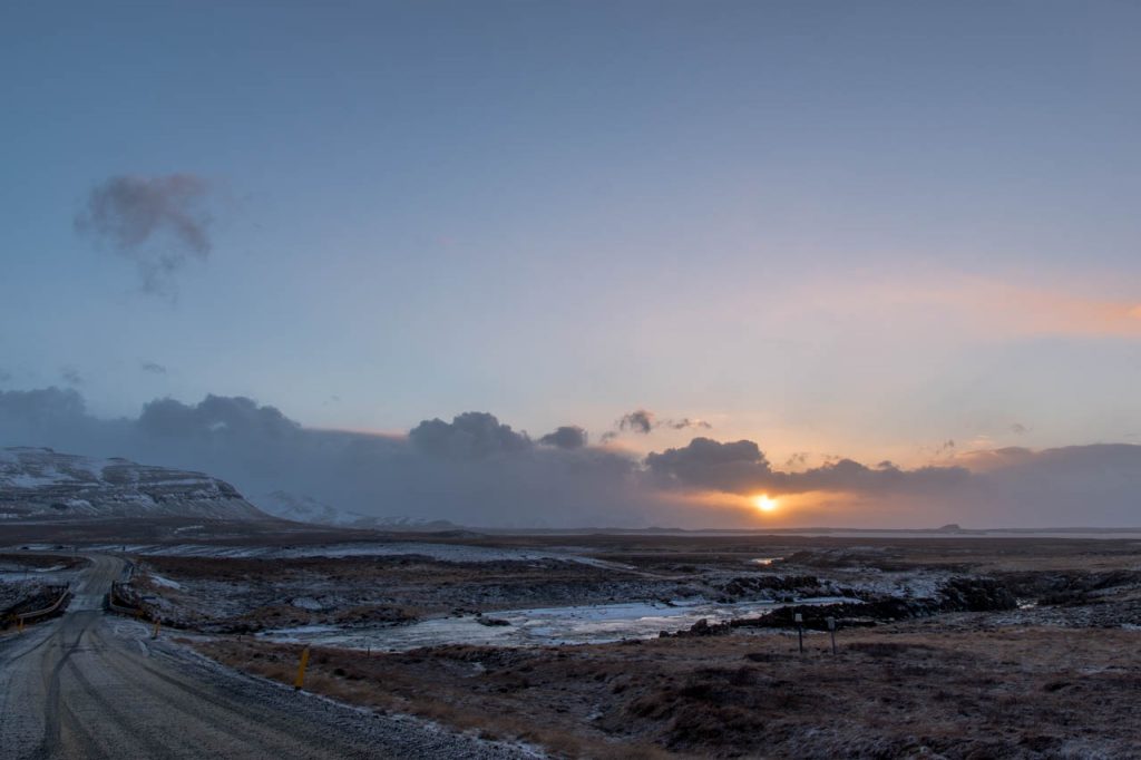 Sonnenuntergang während des Road Trips durch Island