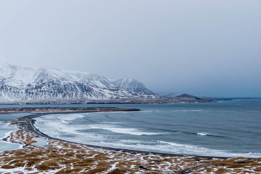 Traumhafte Surfer-Bucht in Island