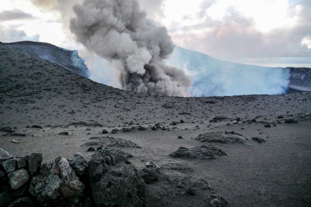 Aufsteigende Asche aus dem Vulkan Mt Yasur