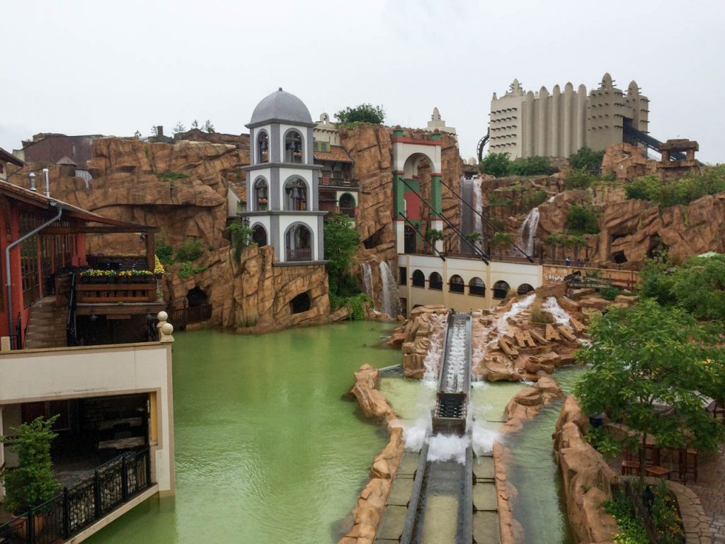 Leere Gondel der Wildwasserbahn Chiapas im Phantasialand