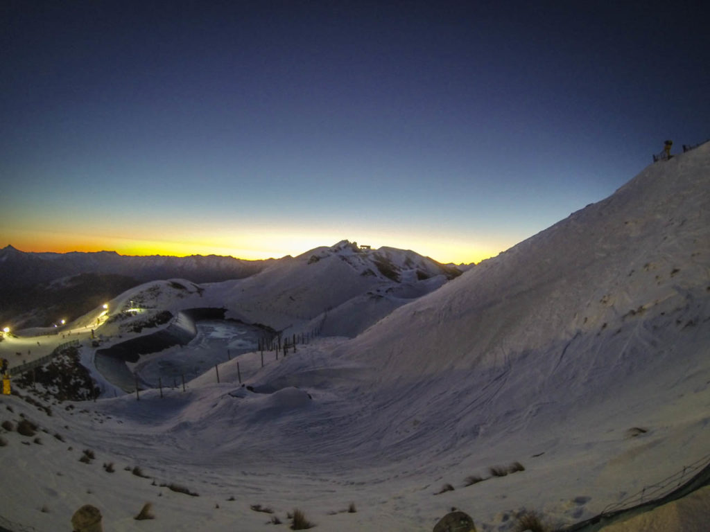 Snowboarden bei Nacht in Coronet Peak