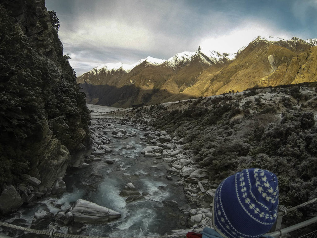 Auf der Hängebrücke über dem Fluss Matukituki 