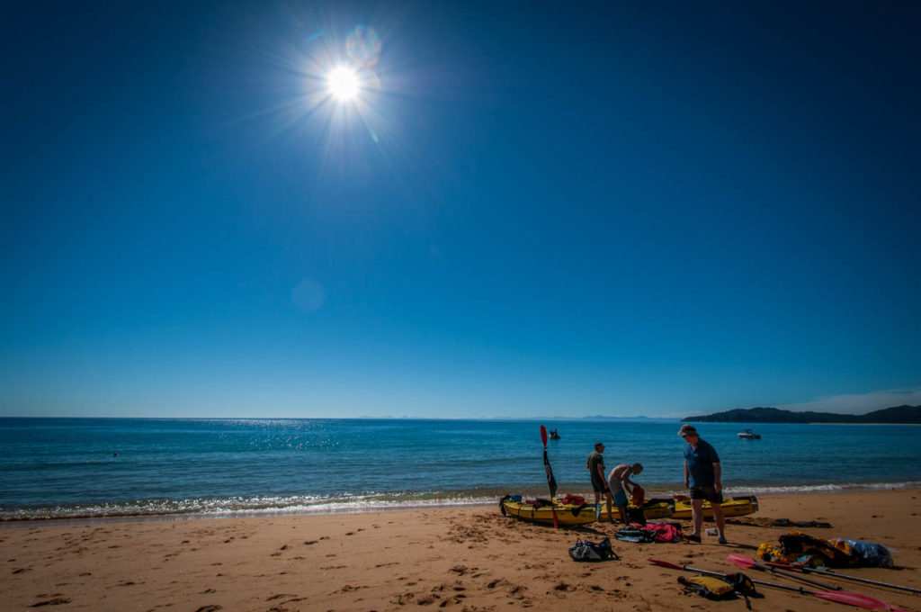 Ablegen mit den Kayaks am Totaranui Campingplatz