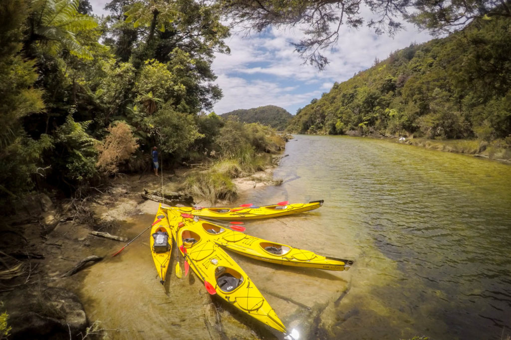 Angebundene Kayaks auf dem Falls River