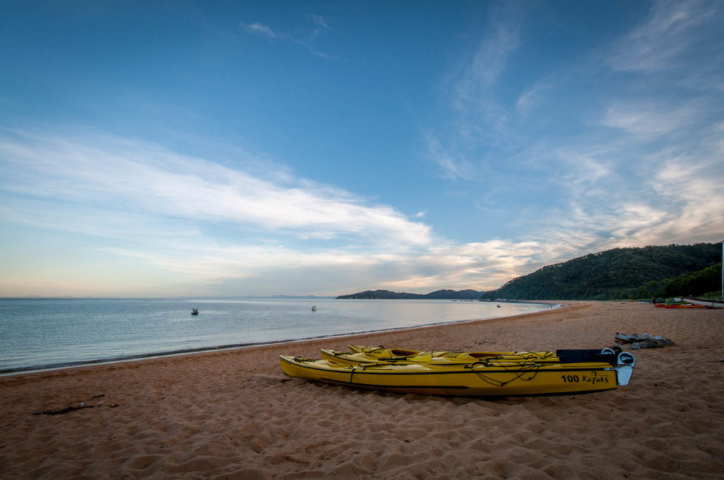 Kayaks am Strand des Abel Tasman Coastal Tracks